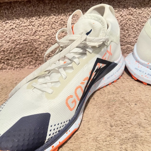 Beautiful size 9 White and Black Gore-Tex Nike Sneakers with Orange Accents. - Picture 3 of 15